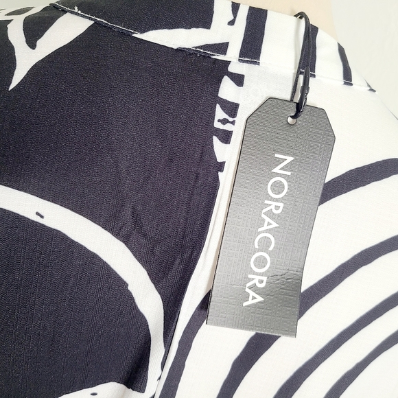 Noracora Black & White Abstract Print Faces Top, Short Sleeve, Size Small, NWT - Picture 8 of 10